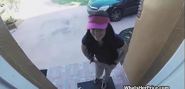  Pizza delivery chick does extra for cash